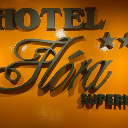Hotel Flora** Oroshaza Bagian luar foto
