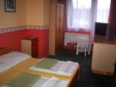 Hotel Flora** Oroshaza Bagian luar foto