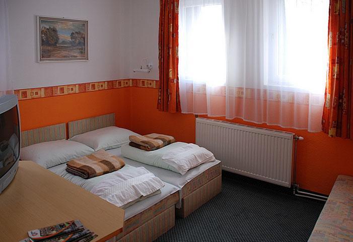 Hotel Flora** Oroshaza Bagian luar foto
