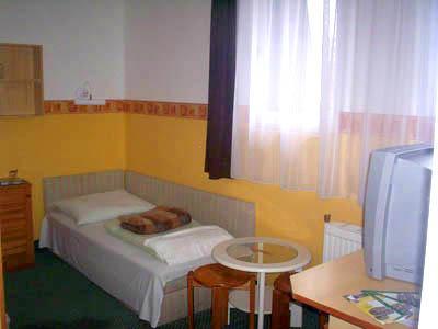 Hotel Flora** Oroshaza Bagian luar foto