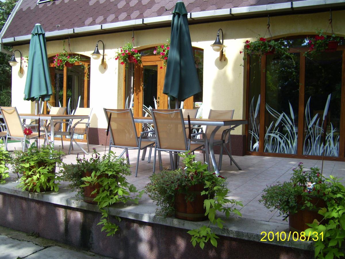 Hotel Flora** Oroshaza Bagian luar foto